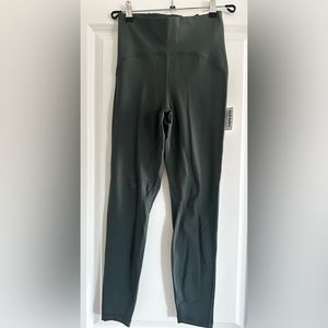 NWT! Old Navy Extra High-Waisted PowerLite 7/8 Leggings. Size M, Gray/Green.